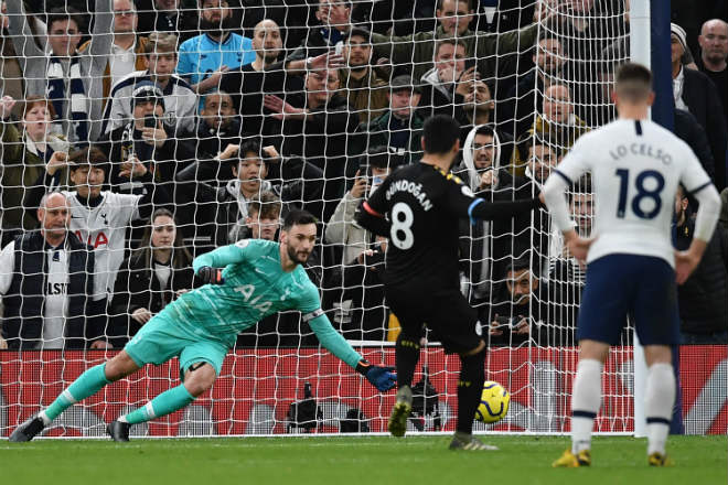 Ilkay Gundogan không thắng được Hugo Lloris khi Man City được hưởng phạt đền cuối hiệp 1 trận gặp Tottenham