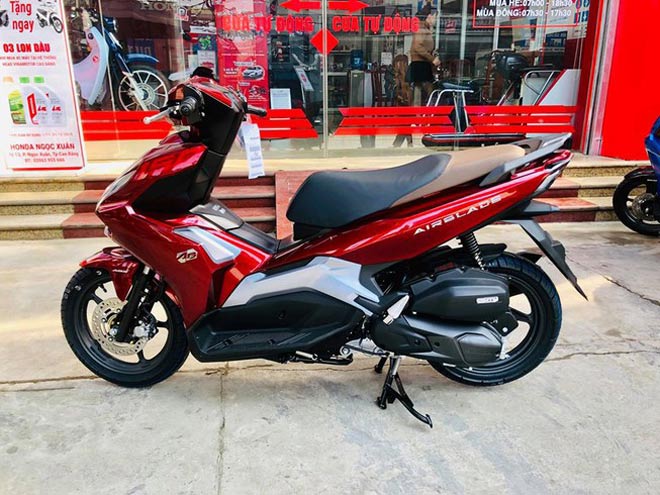 Nam giới nên chọn Honda Air Blade hay Yamaha NVX cho cá tính? - 1