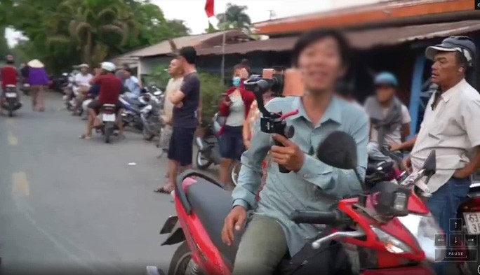 Một người dân livestream tại khu vực truy bắt Lê Quốc Tuấn