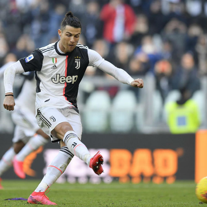 Ronaldo thực hiện thành công cả 2 quả penalty vào lưới "La Viola"