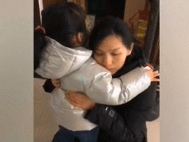 Bạn trẻ - Cuộc sống - Clip: Tới tâm dịch Corona, nữ y tá trấn an con gái "đánh bại quái vật mẹ sẽ về với con"