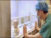 Thế giới - Video: Con trai 9 tháng nhiễm virus Corona đòi bế, ông bố bất lực chỉ biết quay lưng bật khóc?