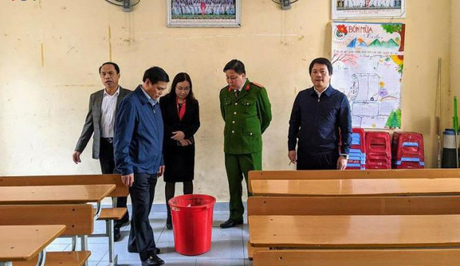 Chủ tịch UBND TP Hải Phòng Nguyễn Văn Tùng (thứ hai từ trái qua) kiểm tra tại trường THPT Mạc Đĩnh Chi