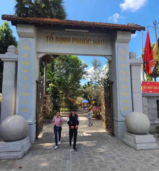 Cổng chính chùa Phước Hậu