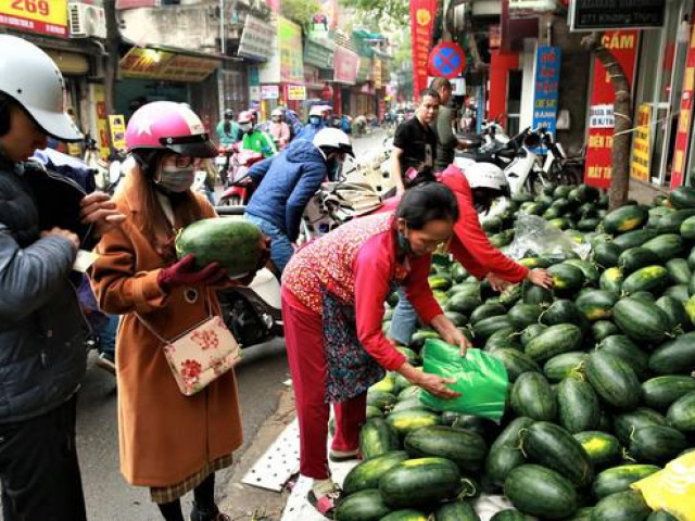 Thị trường - Tiêu dùng - Dưa hấu tắc ở cửa khẩu vì Corona, người Hà Nội ra tay "giải cứu"