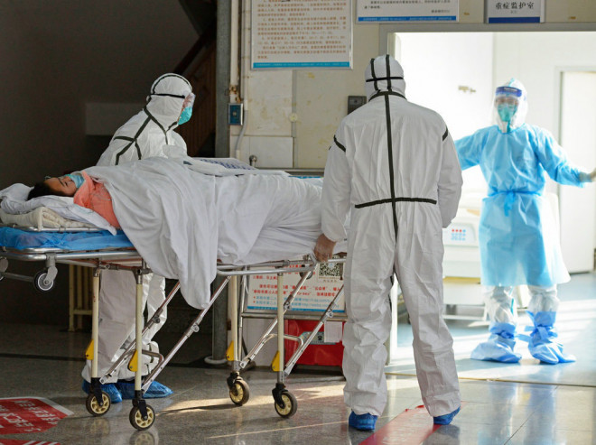 Bệnh nhân virus Vũ Hán được chuyển vào khu vực cách ly ở Trung Quốc. Ảnh: AP