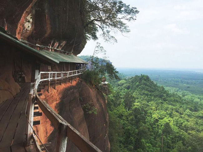 Đền Wat Phu Tok, Bueng Kan: Wat Phu Thok, còn được gọi là Wat Jetiyakhiri, có một lối đi bằng gỗ độc đáo uốn quanh ngọn núi tuyệt đẹp mà du khách và các tín đồ có thể đi qua để lên tới đỉnh.
