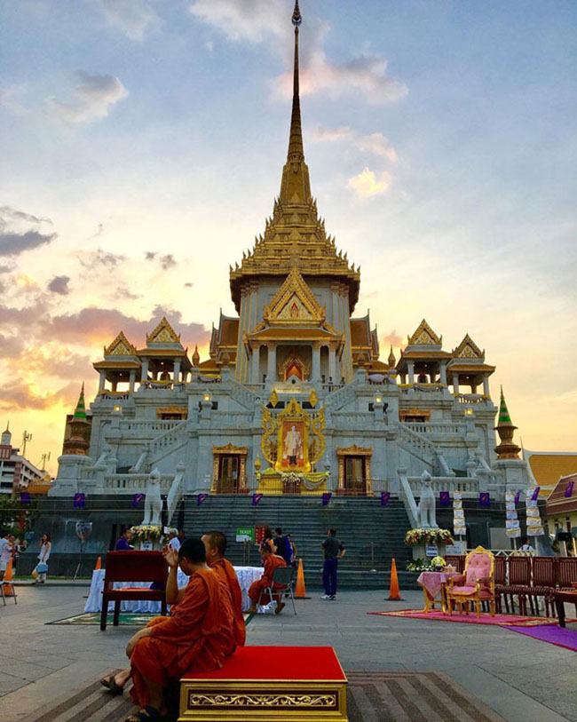 Wat Traimit, Bangkok: Ngôi đền này có tượng phật vàng lớn nhất thế giới nặng khoảng 5.5 tấn. Bức tượng Đức Phật được làm chủ yếu bằng vàng (chiếm 83%) và cao gần 5m. Với giá vàng hiện tại, bức tượng được cho là trị giá hàng triệu USD.
