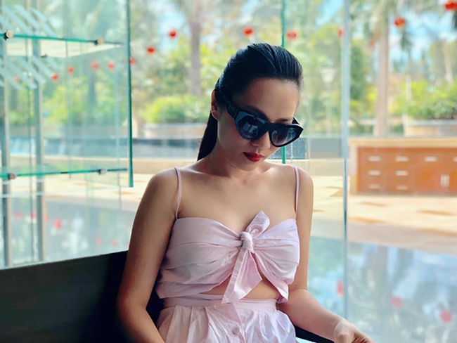 Vợ Hoàng Bách quê ở Đồng Tháp, là tiểu thư của một gia đình nổi tiếng giàu có ở miền Tây. Vì là con gái út nên Thanh Thảo rất được ba mẹ yêu thương và cưng chiều.