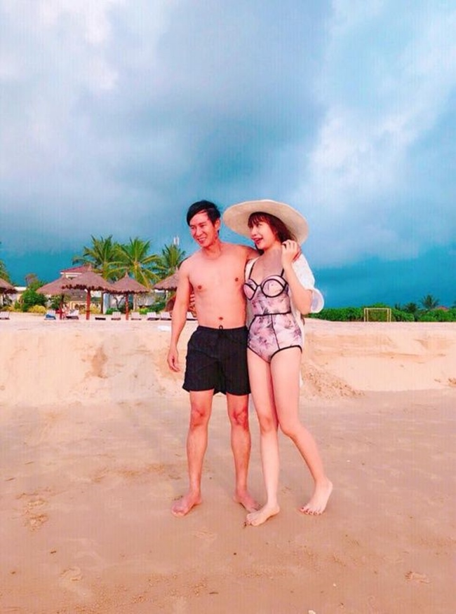 Hiếm hoi lắm khán giả mới thấy Minh Hà khoe dáng với bikini khi đi du lịch cùng chồng.