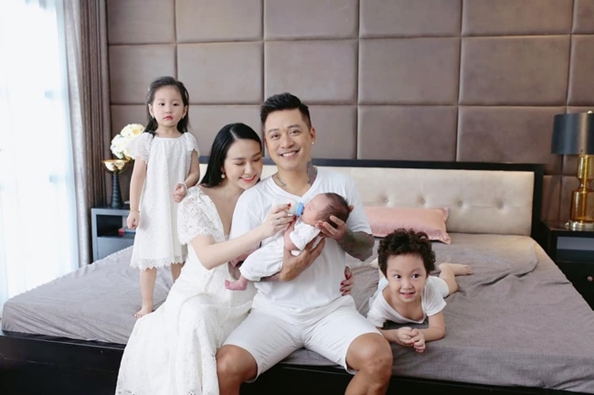 Tuấn Hưng kết hôn năm 2014 với hot girl Hương Baby (Trần Thu Hương). Sau 6 năm kết hôn, anh hiện đã là ông bố 3 con. Đầu tháng 8.2019, bà xã nam ca sĩ sinh con thứ ba ở tuổi 28.