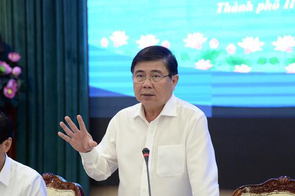 Chủ tịch UBND TPHCM Nguyễn Thành Phong yêu cầu kiểm tra và thực hiện biện pháp cách ly các cấp dưới đi nước ngoài trước, trong và sau Tết để phòng dịch