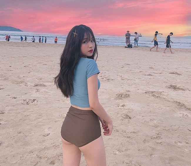 Nguyễn Thanh Thủy được trang tin Trung Quốc nhận xét là &#34;hot girl bãi biển nóng bỏng&#34;.