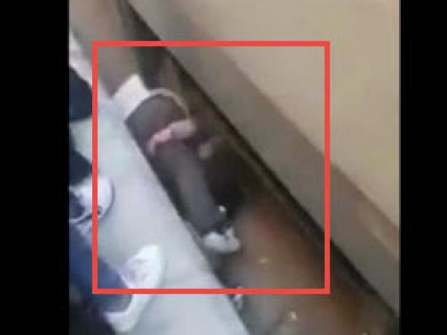 Bạn trẻ - Cuộc sống - Con gái ngã vào đường ray tàu hỏa, “bố siêu nhân” giải cứu khó tin