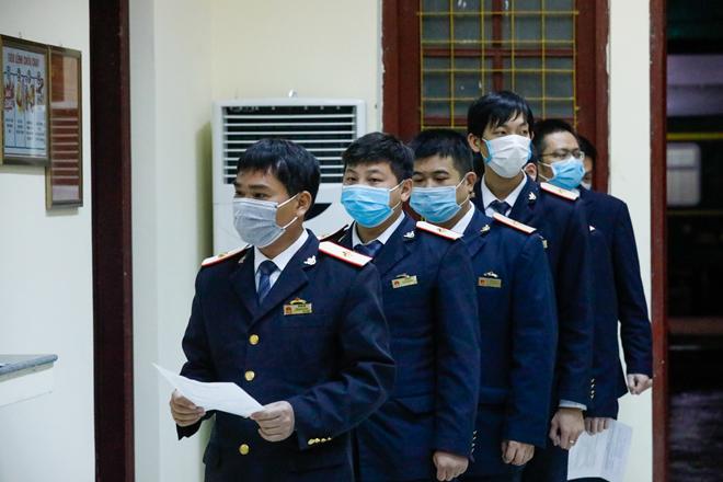 Nhân viên trên tàu là người Trung Quốc cũng phải xuống làm thủ tục và đo thân nhiệt trước khi tiếp tục hành trình.