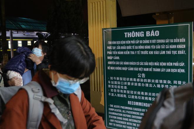 Ngay nơi tàu đỗ đã có biển thông báo về thủ tục kiểm tra y tế bắt buộc. Trong ảnh là đoàn người đang chờ xuất cảnh tại ga Đồng Đăng.