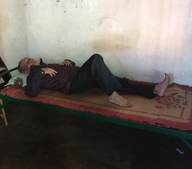 Đau nhức lưng khiến ông Tình thường phải nằm một chỗ