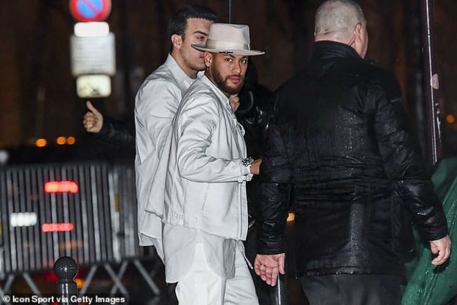 Neymar diện đồ trắng từ đầu đến chân và bắt các khách mời đến dự sinh nhật sớm của anh phải làm y hệt