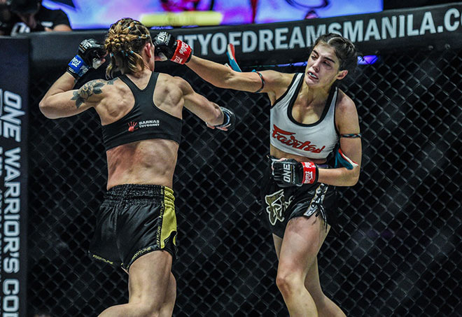 Alma chủ động tấn công và có một số đòn chính xác trong hiệp 1