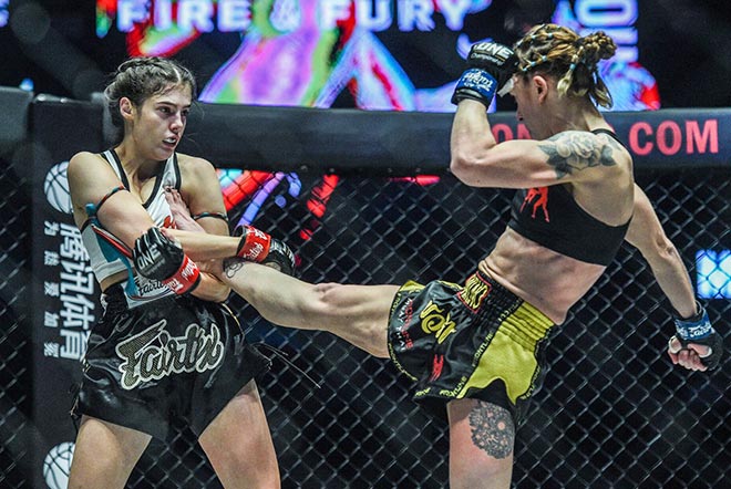 Cô bất ngờ nhận thẻ vàng sau tình huống bắt chân đối thủ trong hiệp 2