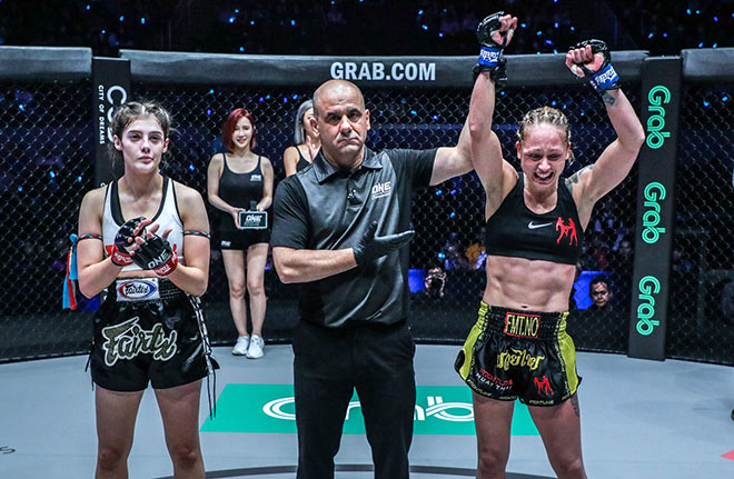 Người đẹp tiếp tục nhận một trận thua tranh cãi kể từ khi gia nhập ONE Championship