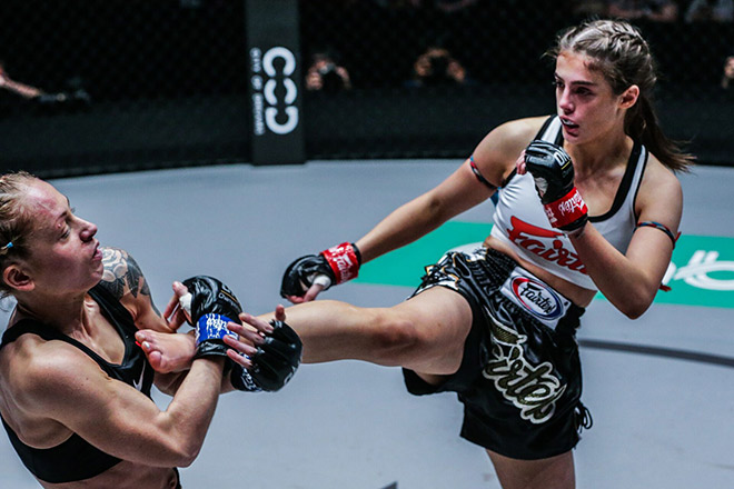 Mỹ nhân muay 19 tuổi gây tranh cãi: Thua sốc còn nhận thẻ vàng - 5