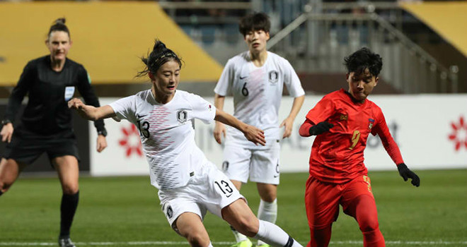 ĐT nữ Hàn Quốc (áo trắng) đại thắng 7-0 trước ĐT nữ Myanmar là tin rất vui với thầy trò HLV Mai Đức Chung
