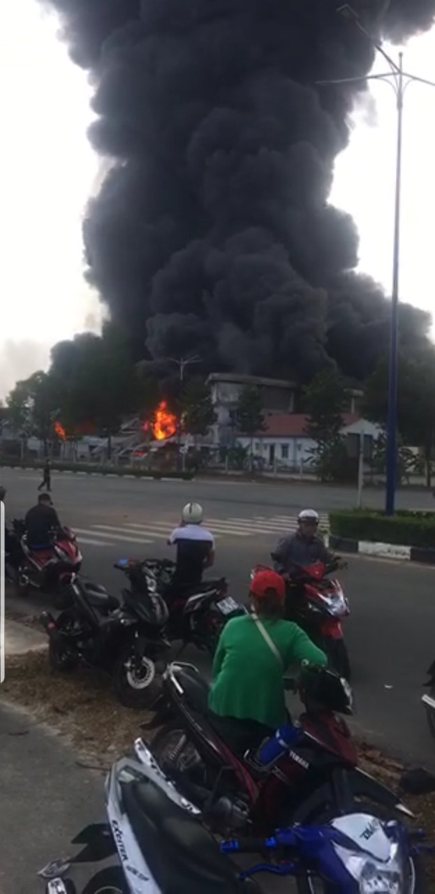 Đang cháy dữ dội ở thị xã Bến Cát - Bình Dương, khói mù trời - 3