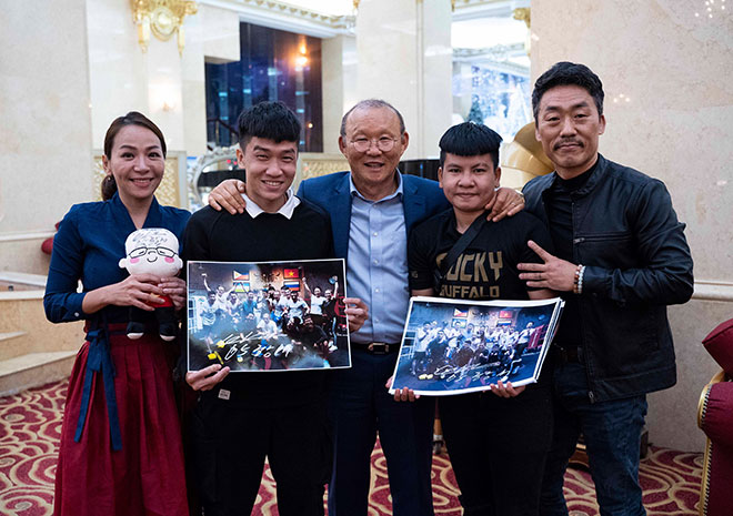 Ông bầu Kim Sang Bum (bìa phải) và hai võ sĩ của CLB&nbsp;boxing Cocky Buffalo gặp gỡ HLV Park Hang Seo