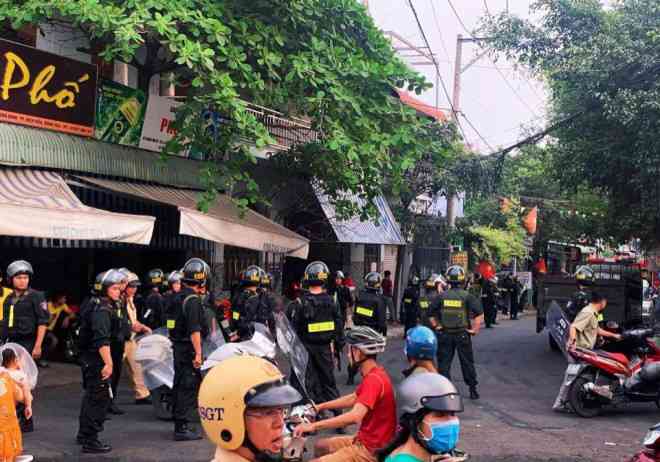 Lính cơ động xử lý vụ việc thanh niên ôm bình gas cố thủ tại phường Long Bình, TP Biên Hòa ngày 3-2