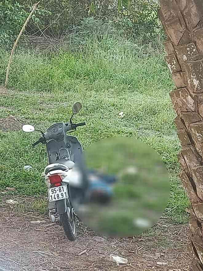 Nạn nhân được phát hiện nằm chết bất thường bên cạnh xe gắn máy