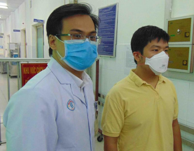 Anh Li Zichao (áo vàng) đã được điều trị khỏi bệnh do virus Corona. Ảnh: TRẦN NGỌC