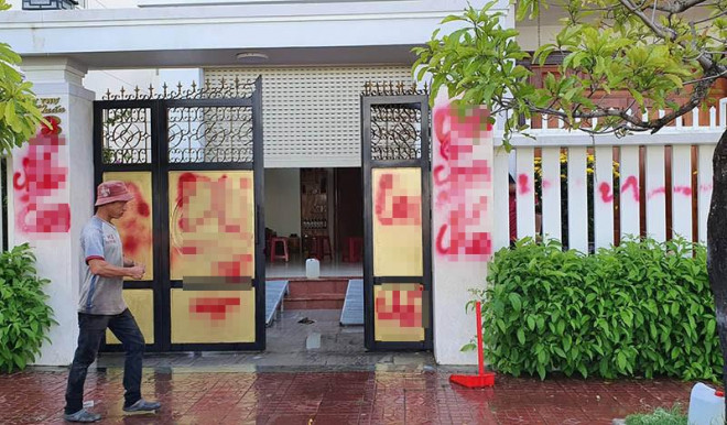 Cổng nhà riêng giám thị Trại giam Xuân Phước bị bôi bẩn. Ảnh: Tấn Lộc
