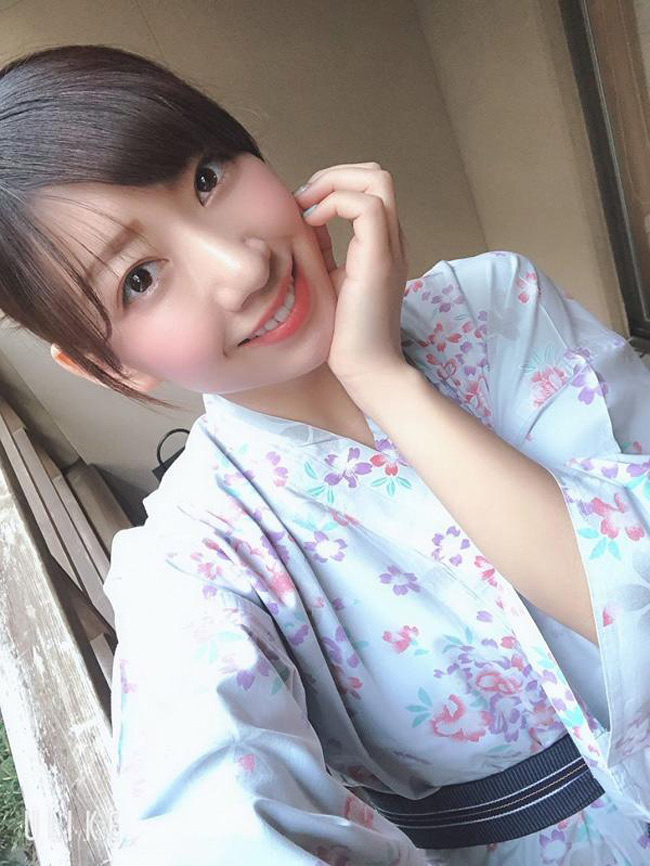 Kitami Naomi khiến nhiều người tranh cãi khi chia sẻ một loạt hình ảnh nhạy cảm khi cô tắm chung với các thành viên nam trong gia đình như bố và anh.
