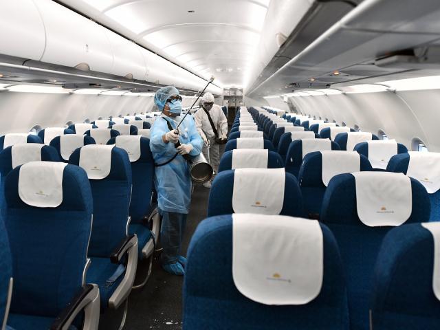 Tin tức trong ngày - Vietnam Airlines khử trùng, nâng nhiệt độ trên máy bay ngừa virus Corona