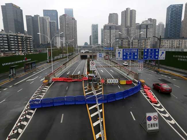 15 thành phố khác cũng bị đóng cửa như Vũ Hán. Mọi dịch vụ kinh tế, công cộng đều tạm dừng. Không còn bất kỳ hệ thống giao thông nào hoạt động.