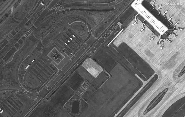 Tuy nhiên, hình ảnh gần đây cũng ở sân bay này cho thấy một bãi đậu xe trống rỗng với những chiếc máy bay trong trạng thái nghỉ ở phía nhà ga.
