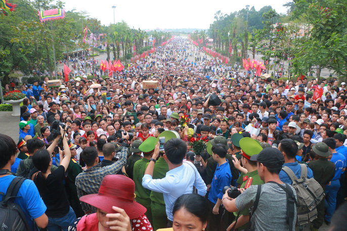 Giỗ tổ Hùng Vương mỗi năm thu hút rất đông du khách thập phương về dự hội.