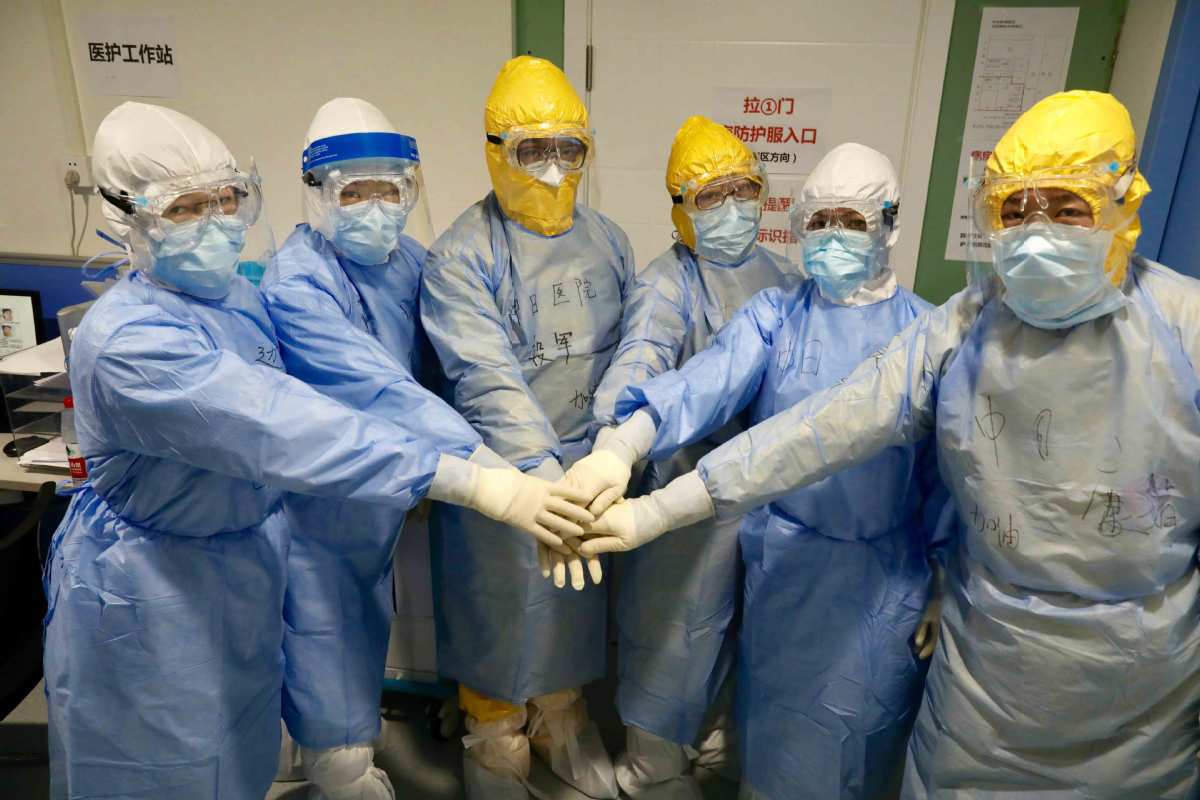 Các bác sĩ tại&nbsp;Bệnh viện Hữu nghị Trung Quốc-Nhật Bản cùng&nbsp;cổ vũ tinh thần&nbsp;trước khi vào các đơn vị kiểm dịch cho bệnh nhân nặng tại&nbsp;tỉnh Hồ Bắc vào ngày 3 tháng 2 [Ảnh của Zhu Xingxin / chinad Daily .com]