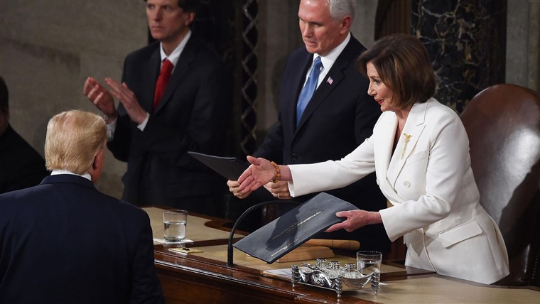 Ông Trump từ chối bắt tay Chủ tịch Hạ viện Nancy Pelosi.
