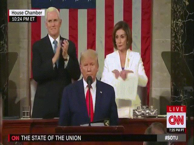 Video: Chủ tịch Hạ viện Mỹ xé bản in Thông điệp Liên bang ngay sau lưng ông Trump