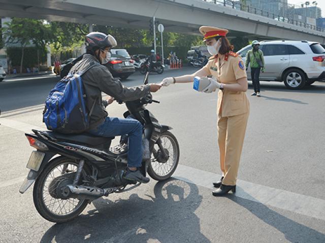 Tin tức trong ngày - “Bóng hồng” CSGT xuống đường và có hành động cực đẹp ở cửa ngõ sân bay Tân Sơn Nhất