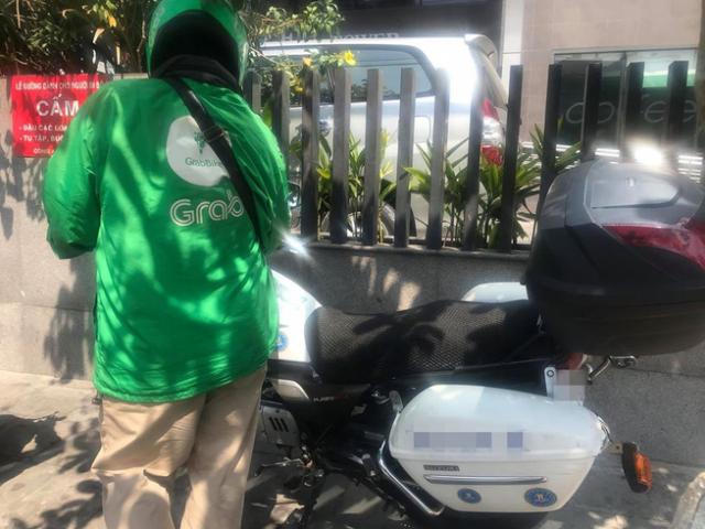 Bạn trẻ - Cuộc sống - Ông chú chạy Grab bằng con xe đặc biệt, châm ngôn sống cả đời càng gây chú ý nhiều hơn