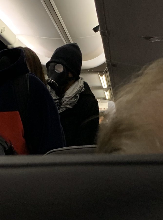 Hành khách mang mặt nạ phòng độc lên máy bay khiến hành khách và tiếp viên "tá hỏa" (Ảnh: Joseph Say)