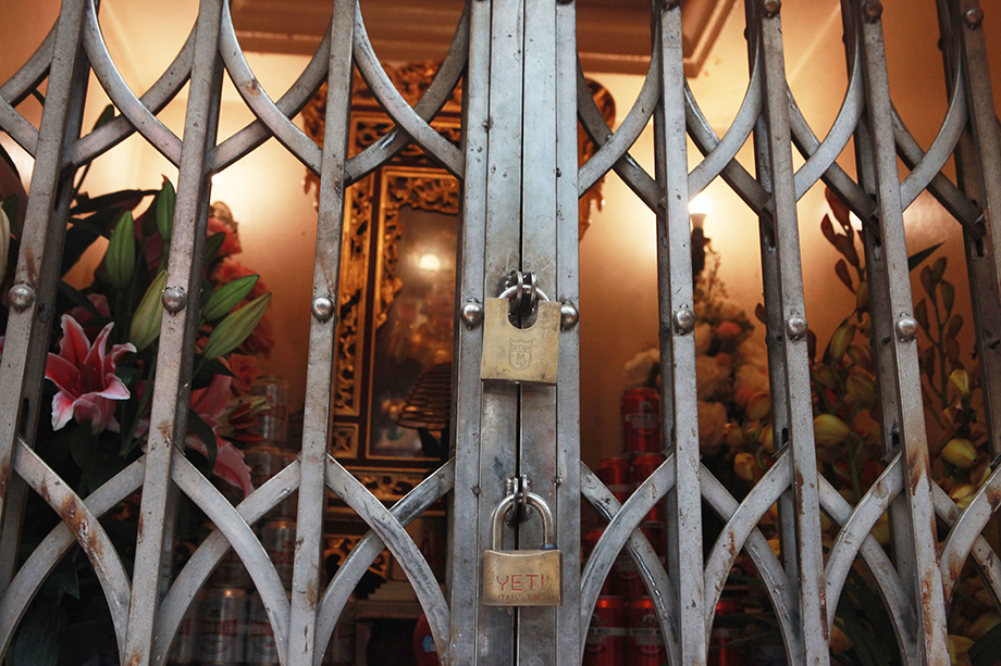 Mọi cánh cửa đều đã khóa. BQL phủ Tây Hồ cho biết, phủ khóa các cửa từ sáng nay theo chỉ đạo của TP Hà Nội về việc phòng dịch virus Corona.