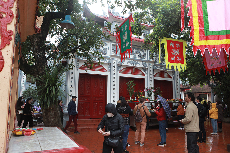 Sáng nay 5/2, theo ghi nhận của PV, tại phủ Tây Hồ (Hồ Tây, Hà Nội), không còn cảnh chen lấn, mang lễ vào bên trong phủ như mọi năm. Người dân đi lễ, du khách đến thăm quan chỉ đứng bên ngoài khuôn viên bởi các cảnh cửa đều đã đóng.