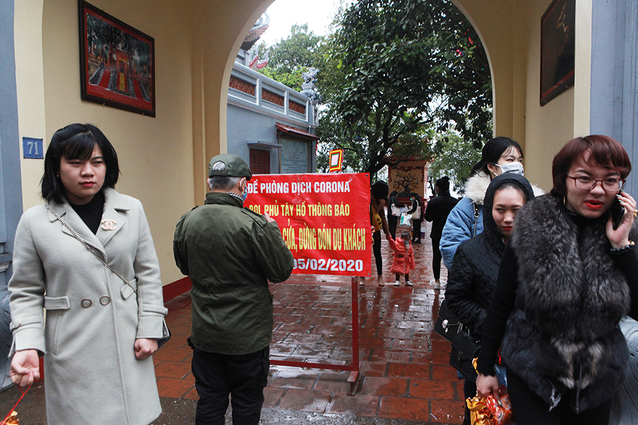 Tại cổng vào phủ, BQL đặt tấm biển "Để phòng dịch virus Corona, BQL phủ Tây Hồ tạm thời đóng cửa, dừng đón du khách" bắt đầu từ ngày hôm nay. Tuy nhiên, vẫn có một số người dân đến thắp hương, đặt lễ, cầu bình an, may mắn.