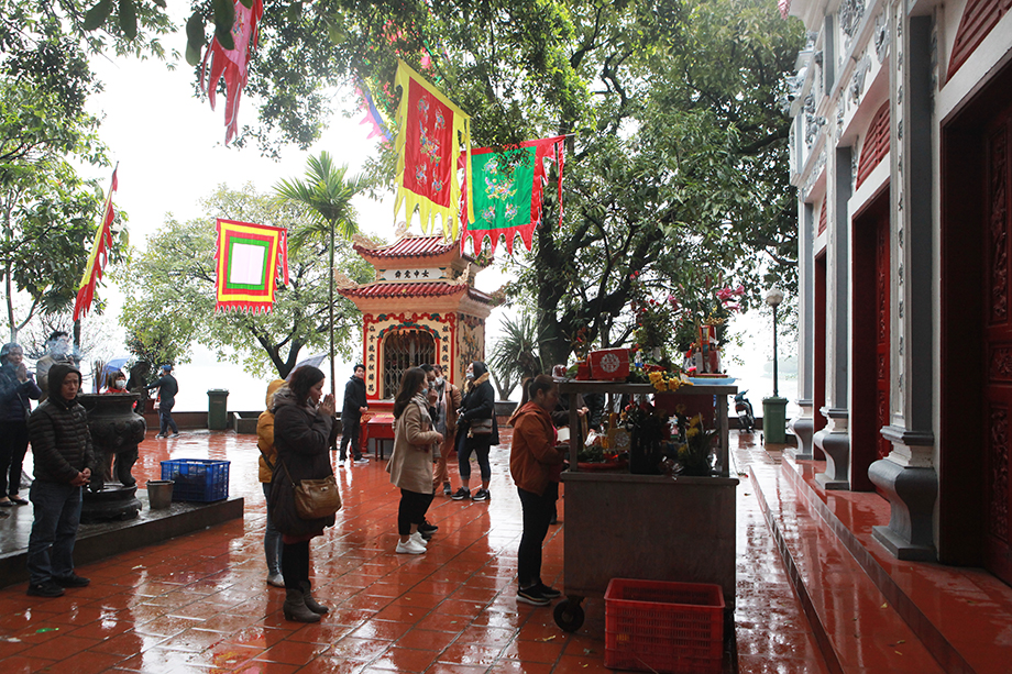 Khuôn viên phủ thưa thớt người dân khấn vái, bàn đặt lễ phẩm không còn cảnh lễ chồng lễ như mọi năm.