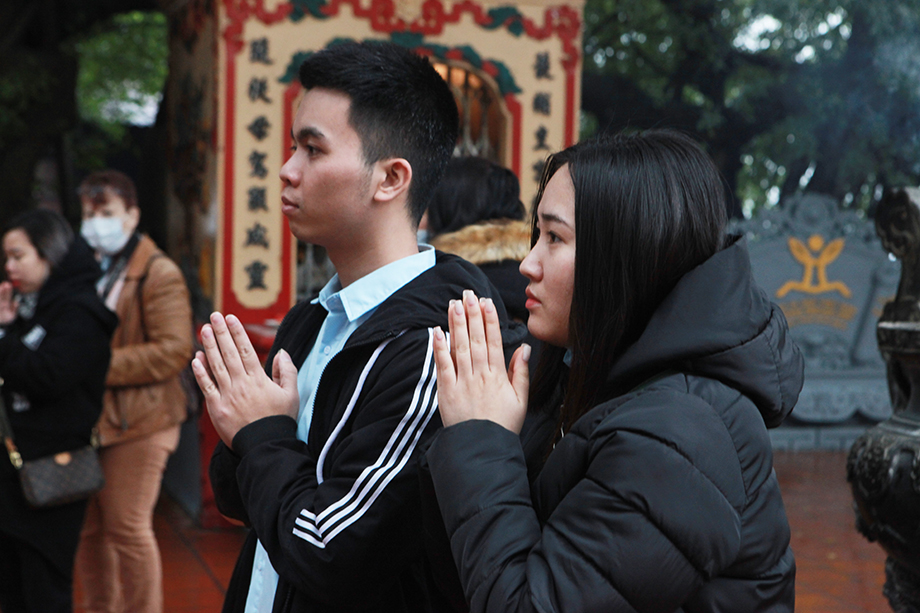 Nhiều người đến thắp hương, khấn vái rồi về ngay.