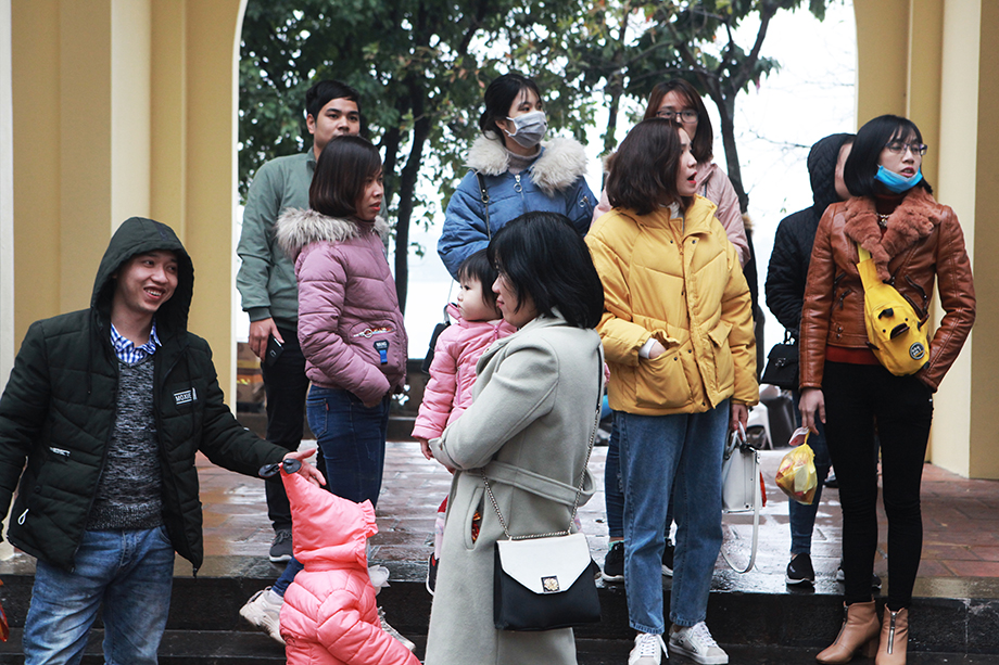 Biết tin phủ Tây Hồ đóng cửa, nhóm du khách đành quay về.